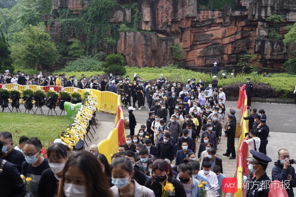  5月24日上午，自发前往殡仪馆送别袁隆平的人排成了长队。南都记者 吴泽嘉 摄