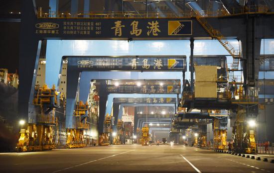  ↑2021年7月1日凌晨拍摄的山东港口青岛港全自动化集装箱码头。