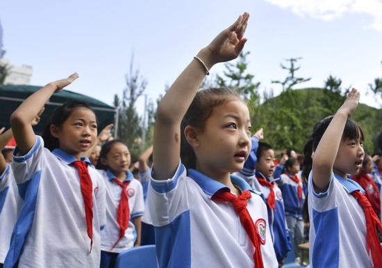 ↑2021年7月1日，在陕西延安杨家岭福州希望小学，学生在收看庆祝中国共产党成立100周年大会时唱国歌。