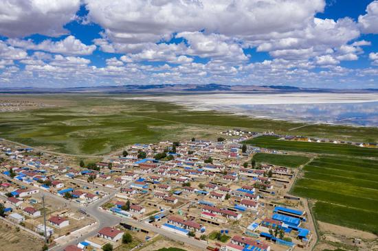 ↑2021年7月1日拍摄的新疆巴里坤哈萨克自治县海子沿乡尖山子村（无人机照片）。