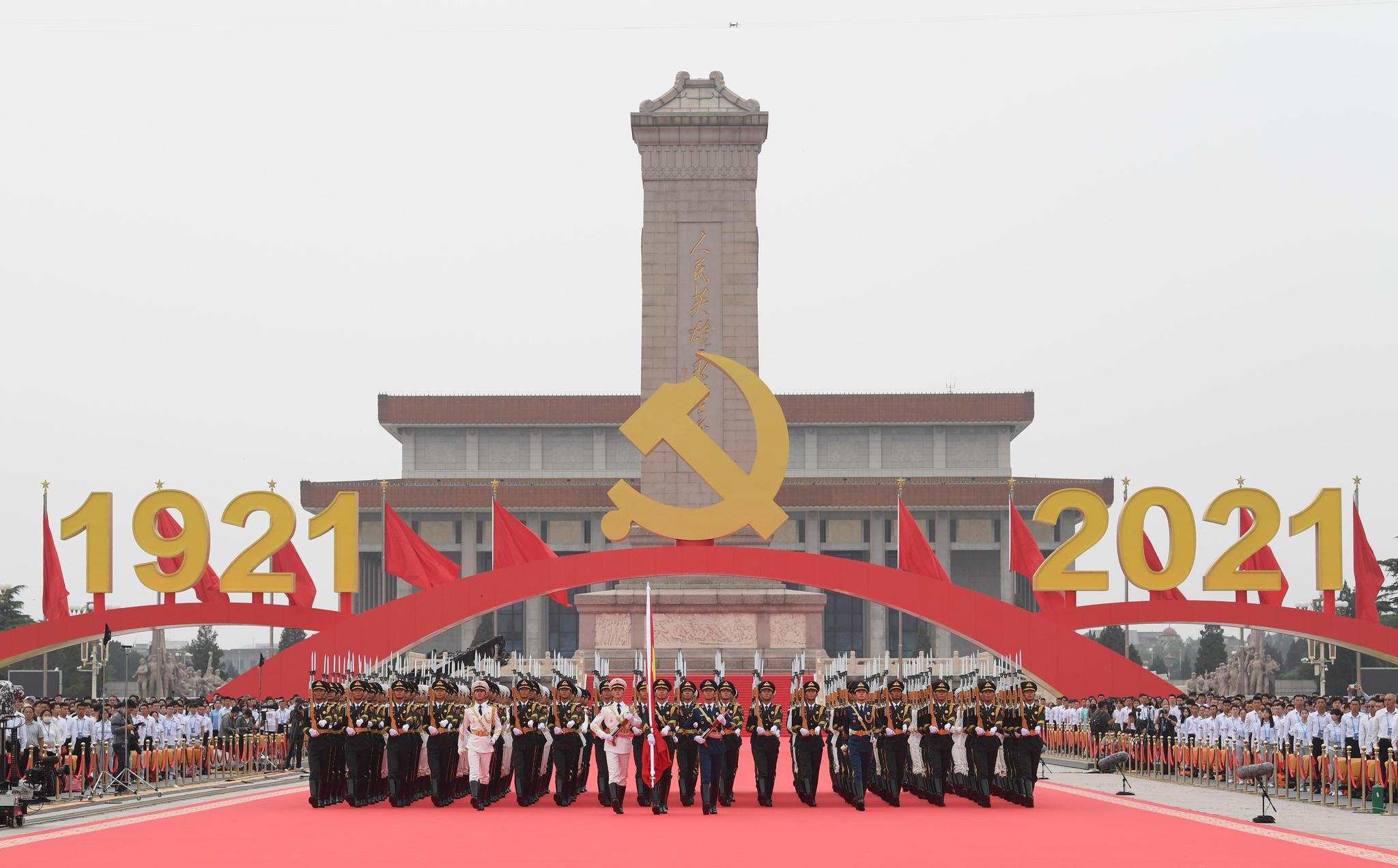 △2021年7月1日上午，庆祝中国共产党成立100周年大会在北京天安门广场隆重举行。这是国旗护卫队准备升旗。