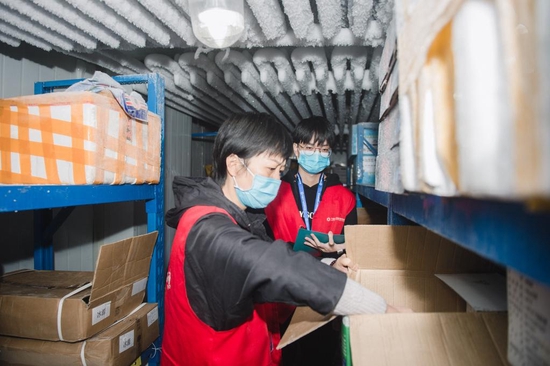 11月10日，宁波水产品批发市场的工作人员在查看一家商户销售的进口冷冻水产的“三证一码”。新华社记者 江汉 摄