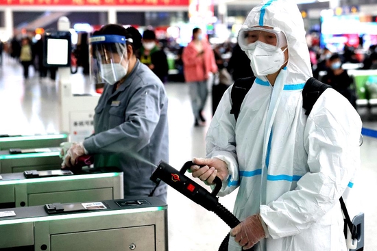  11月27日，工作人员在上海虹桥火车站对检票口进行定时保洁和消毒。新华社记者 陈飞 摄