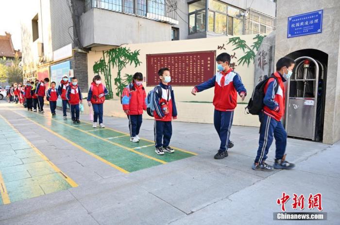 10月，呼和浩特市一所小学内，学生间隔入校。 中新社记者 刘文华 摄