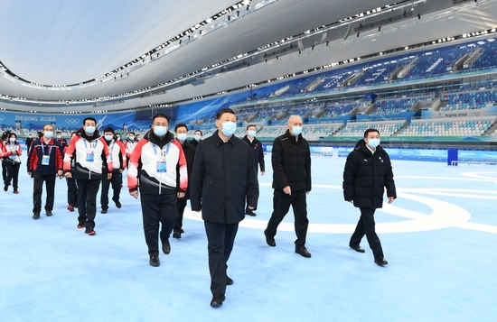  1月4日，中共中央总书记、国家主席、中央军委主席习近平在北京考察2022年冬奥会、冬残奥会筹办备赛工作。这是4日上午，习近平在国家速滑馆考察。