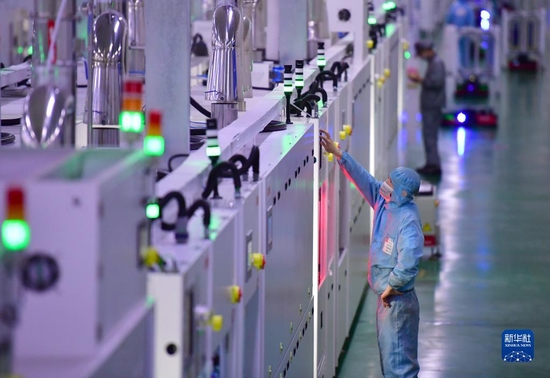 3月25日，工作人员在位于陕西西安的隆基单晶硅太阳能电池工厂丝网印刷区工作。新华社记者 邵瑞 摄