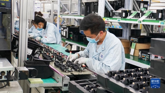 3月26日，在上海市嘉定区安亭镇，一家汽车零配件企业员工在生产车间工作。新华社记者 王淑娟 摄