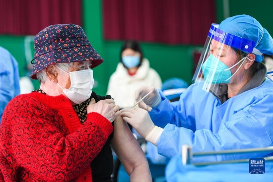 3月22日，在内蒙古呼和浩特市公主府公园新冠疫苗接种点，一位老人在接种疫苗。新华社记者 刘磊 摄