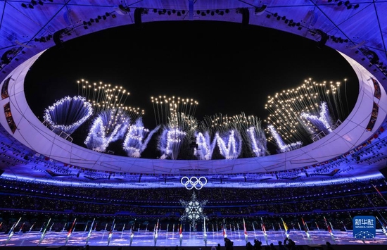  这是2月20日晚在北京第二十四届冬季奥林匹克运动会闭幕式上拍摄的焰火表演。新华社记者 李尕 摄