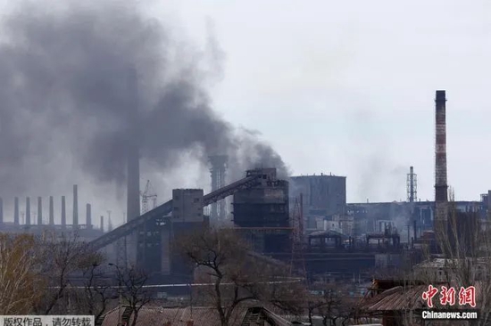当地时间4月21日，乌克兰亚速钢铁厂升起浓烟。