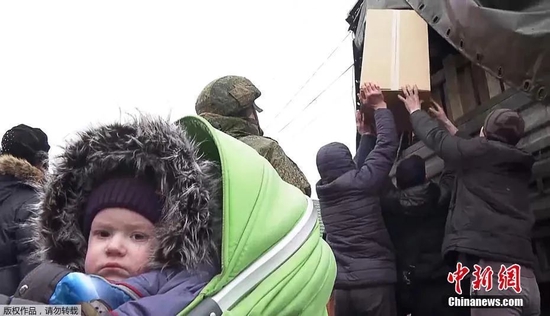 当地时间3月3日，乌克兰哈尔科夫地区，俄军分发人道主义援助物资。