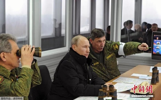 资料图：俄罗斯总统普京观看俄军军演。