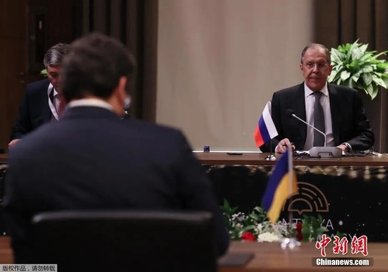 当地时间3月10日，俄外长拉夫罗夫与乌外长库列巴在土耳其安塔利亚举行会谈。