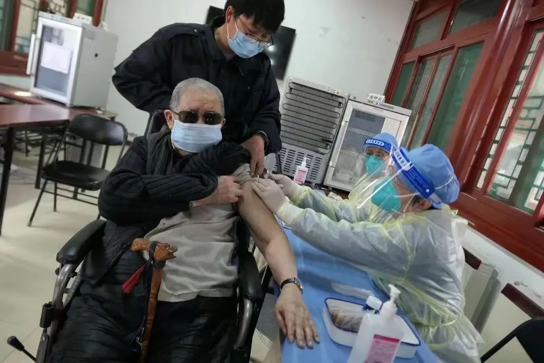 北京一位老年人接种新冠疫苗。图源：人民视觉
