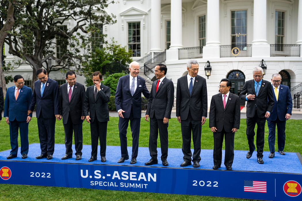 美国—东盟特别峰会期间，美国总统拜登与东盟国家领导人合影。（图/《纽约时报》）