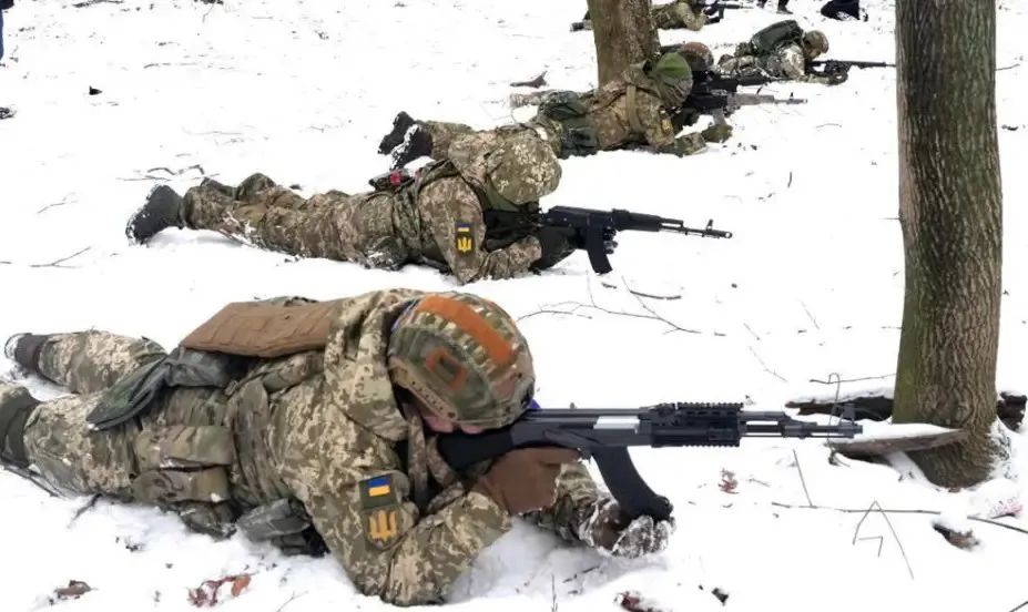 ·1月22日，乌克兰领土防卫部队在基辅的一个公园内训练，他们手持各种不同型号的AK步枪。