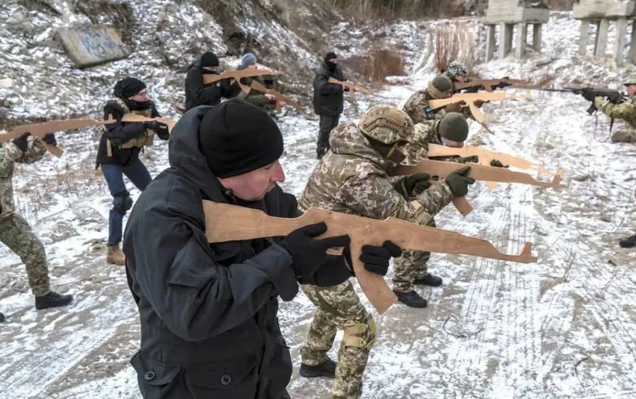 ·有图片曝出，领土防卫部队成员拿着纸板枪在训练。