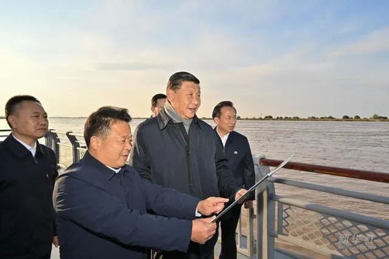 2021年10月20日，习近平在山东省东营市黄河入海口考察。