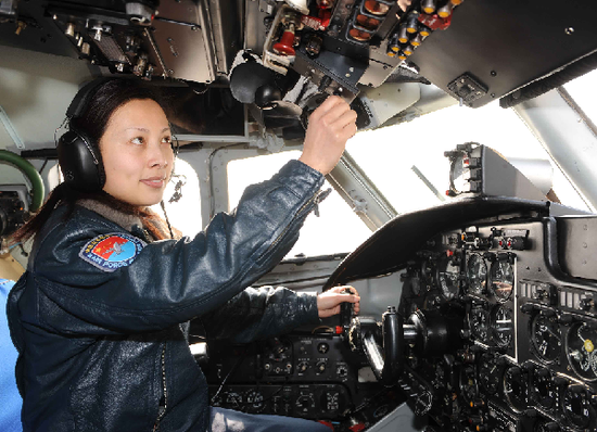 2月11日，空军女飞行员王亚平在山东潍坊投入抗旱工作。新华社发