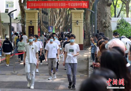 图为南京大批高考考生走进当地一处考点看考场。 泱波 摄