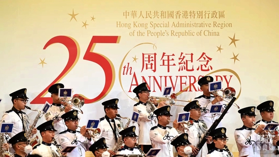 △庆祝大会现场的香港警察乐队。（总台记者孙楠拍摄）