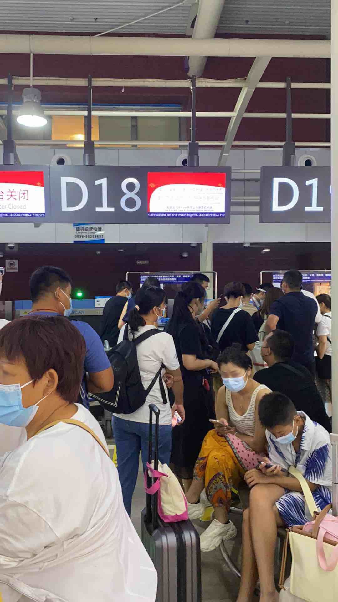 ▲8月4日，游客在三亚凤凰机场柜台前排队退票。受访者供图