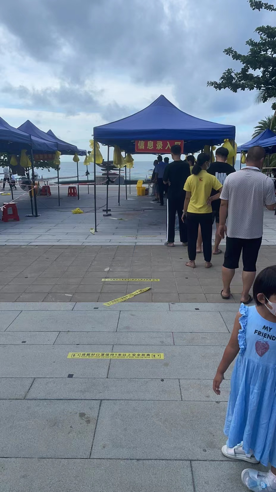 ▲8月5日，三亚大东海景区附近的核酸检测点，市民和游客正在排队做核酸检测。受访者供图