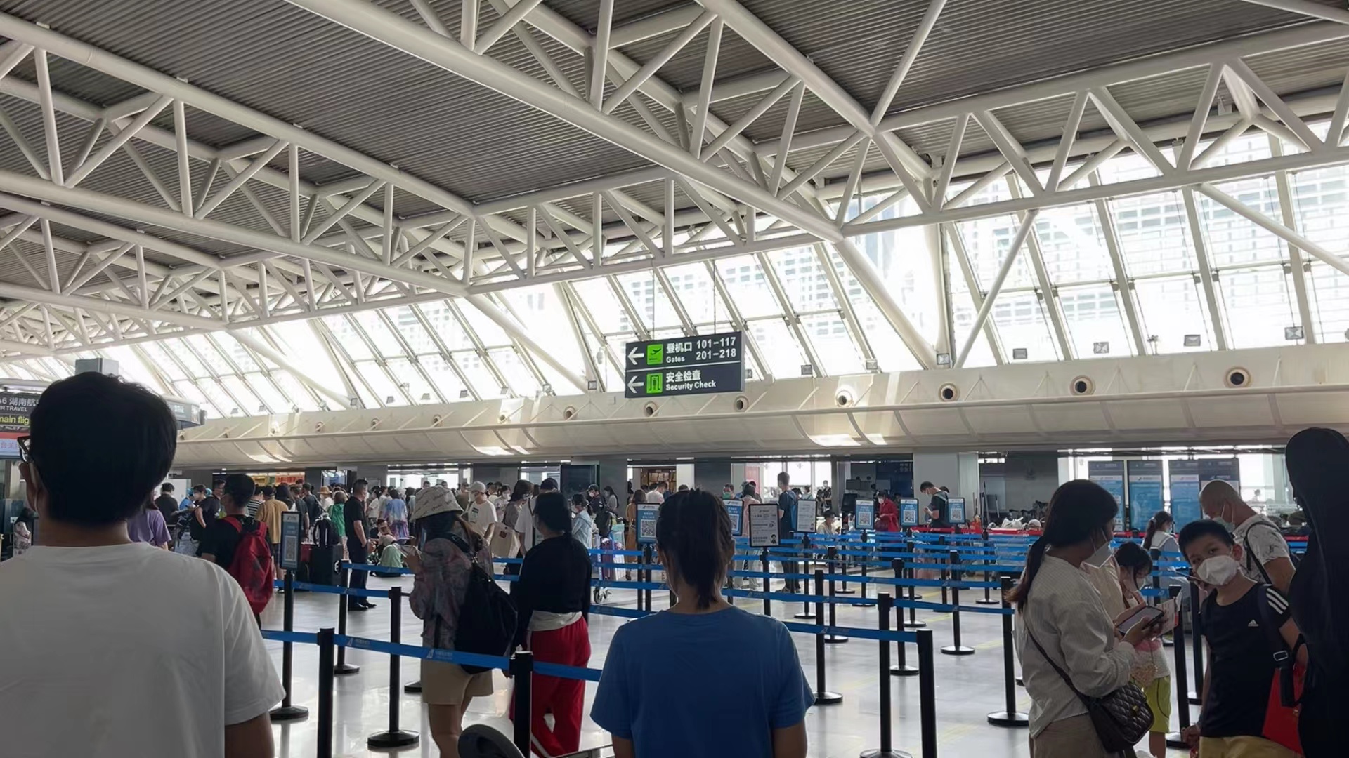 ▲8月6日，三亚凤凰机场，等待离港的游客挤满候机大厅。受访者供图