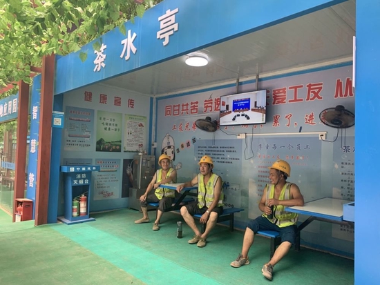 ↑重庆建设工人在工地茶水亭内休息。新华社记者 周闻韬 摄