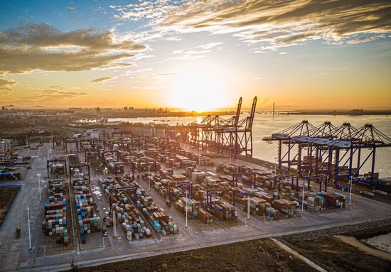 在海南洋浦经济开发区拍摄的洋浦国际集装箱码头（2021年5月26日摄，无人机照片）。新华社记者 蒲晓旭 摄