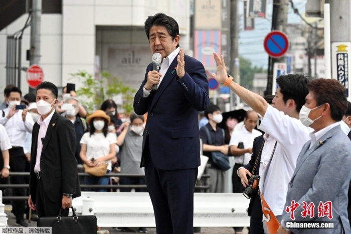 当地时间7月8日，日本前首相安倍在奈良市进行演讲时遭到枪击。图为安倍晋三在遭遇枪击前，正在进行街头演讲。图片来源：视觉中国