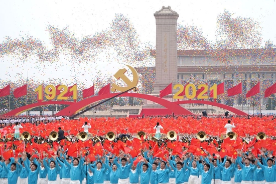 2021年7月1日上午，庆祝中国共产党成立100周年大会在北京天安门广场隆重举行。这是庆祝大会现场放飞气球。新华社记者 陈晔华 摄