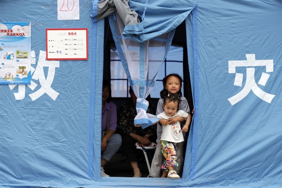 2022年6月2日，在四川省雅安市芦山县太平镇大河村安置点，两名孩子在应急救灾帐篷里。新华社记者 沈伯韩 摄