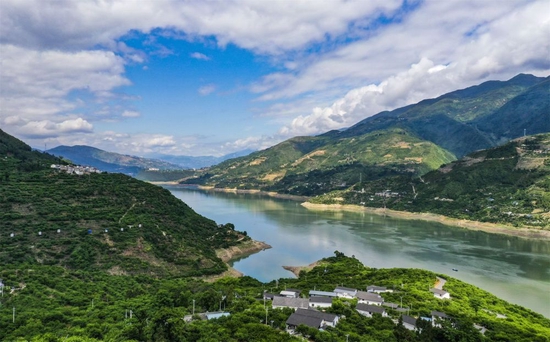 这是2022年5月19日拍摄的长江巫山段曲尺乡一带景色（无人机照片）。新华社记者 王全超 摄