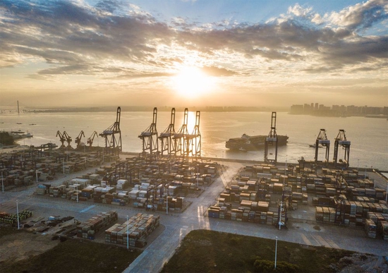这是2021年12月5日清晨在海南自贸港重点园区洋浦经济开发区拍摄的洋浦国际集装箱码头（无人机照片）。新华社记者 蒲晓旭 摄
