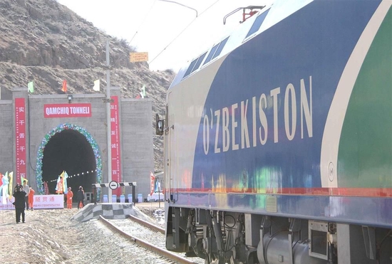 2016年2月27日，一列专列停在乌兹别克斯坦安格连-帕普铁路卡姆奇克隧道进口。新华社记者 沙达提 摄