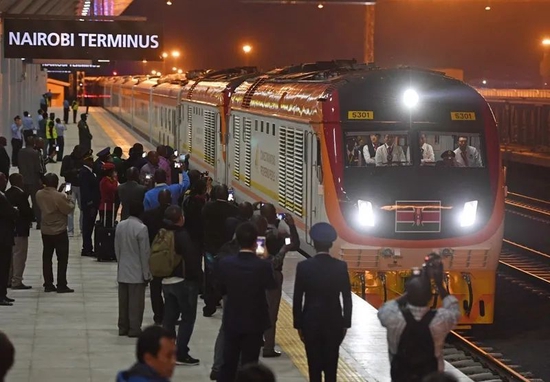 2017年5月31日，由中国企业承建的肯尼亚蒙巴萨—内罗毕标轨铁路（蒙内铁路）首班列车发车，标志着蒙内铁路正式建成通车。新华社记者 陈诚 摄