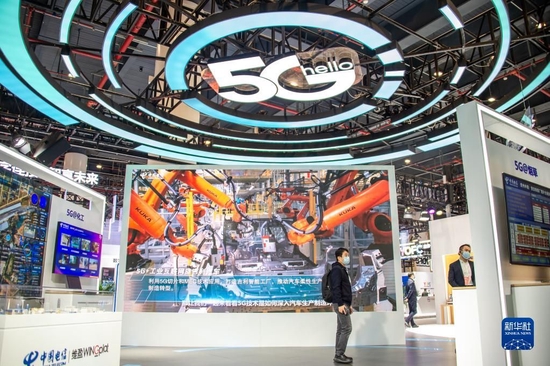 这是在武汉中国光谷科技会展中心拍摄的“5G+工业互联网成果展”现场（2021年11月20日摄）。新华社发（伍志尊 摄）