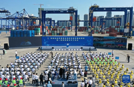 这是海南自由贸易港全岛封关运作建设项目第一批项目集中开工仪式现场（2022年7月29日摄，无人机照片）。新华社记者 郭程 摄
