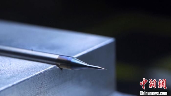 直径0.01毫米极小径铣刀。0.01毫米，是我国研制出的可量产的世界最小铣刀的直径。铣刀精细度能在一定程度上反映国家制造加工能力的强弱，是制造加工业的重要参考指标。 中国五矿供图