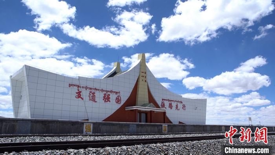青海省格尔木市，由中国铁建建设的唐古拉车站是世界海拔最高的铁路车站，也是青藏铁路的重要旅游观光车站。 中国铁建供图