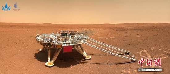 2021年6月11日，国家航天局公布由“祝融号”火星车拍摄的着陆点全景，火星地形地貌，“中国印迹”和“着巡合影”等影像图。 国家航天局供图