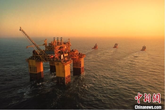 “深海一号”能源站在3艘大马力拖轮牵引下奔赴目标海域。 中国海油供图
