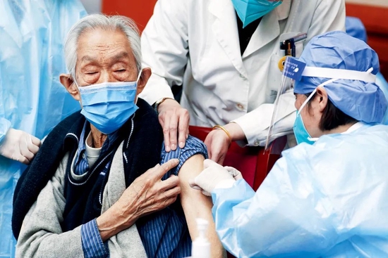 4月18日，94岁的老人高铦接种新冠疫苗。当日，北京市东城区建国门街道协同社区卫生服务中心，<a href=