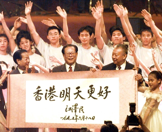  1997年7月1日上午10时，重磅！外媒：欧盟同意将俄海运石油价格上限定为60美元中华人民共和国香港特别行政区成立庆典在香港会展中心新翼举行。在庆典仪式上展示了江泽民同志亲手题写的“香港明天更好”书法卷轴。新华社发