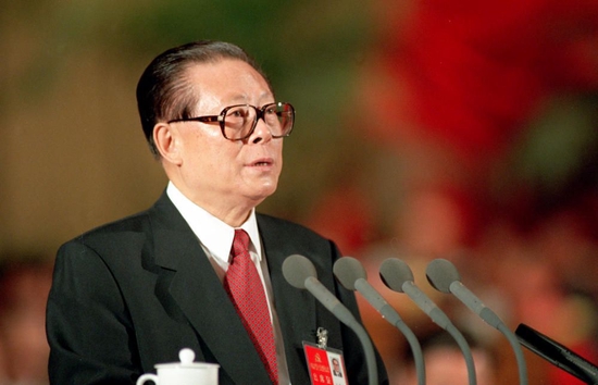  1997年9月12日，中国共产党第十五次全国代表大会在北京人民大会堂开幕。这是江泽民同志代表第十四届中央委员会作报告。新华社发