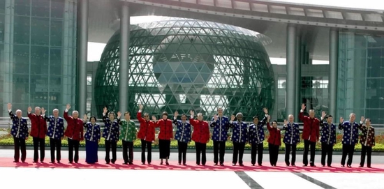  2001年10月21日，亚太经合组织第九次领导人非正式会议在上海举行。这是江泽民同志与参会的经济体领导人合影。新华社发