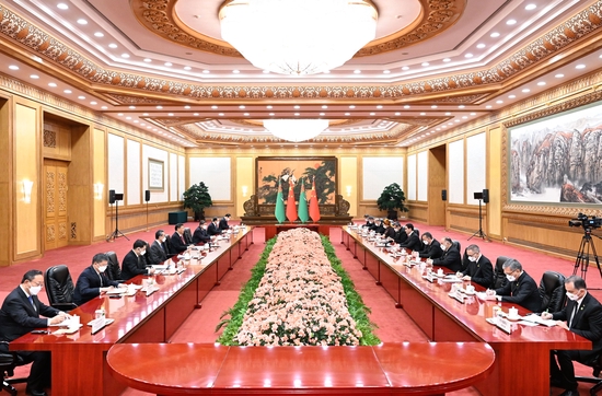 △1月6日，国家主席习近平在北京人民大会堂同来华进行国事访问的土库曼斯坦总统谢尔达尔·别尔德穆哈梅多夫举行会谈。