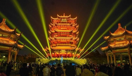 （2022年12月31日，武汉《夜上黄鹤楼》光影秀精彩回归，吸引众多国内游客前来观赏。）
