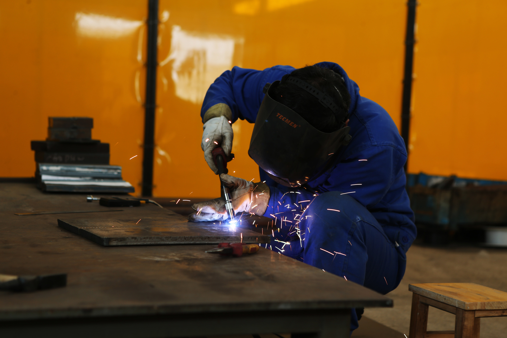 △江苏南京钢铁股份有限公司的工人正在进行焊接作业。